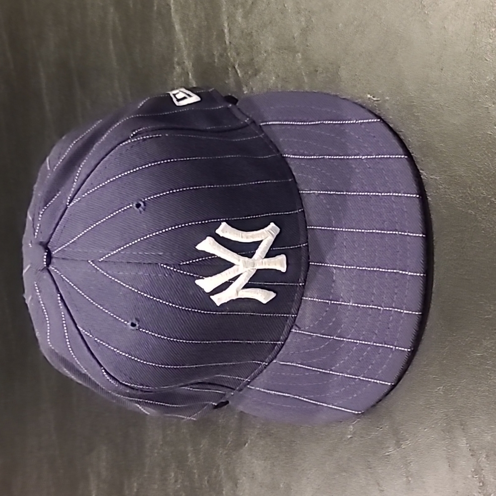 New Era 59Fifty New York Yankees fitted cap dark blue white pinstripe 7 1/4